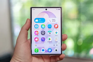 Galaxy Z Fold8 gọn gàng trong lòng bàn tay