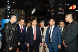 Phó Thủ tướng Hồ Quốc Dũng, Chủ tịch UBND TPHCM Nguyễn Văn Được cùng các đại biểu tham quan các gian trưng bày tại Conviction 2026.