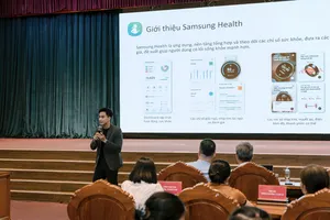 Đại diện Samsung giới thiệu Samsung Health, là ứng dụng chuyên về sức khoẻ.