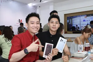 Khách hàng Minh Tuấn Mobile vui vẻ nhận iPhone 18 đúng hẹn.