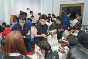 Khách hànng mua iPhone 18 tâi Minh Tuấn Mobile ngày mở bán.