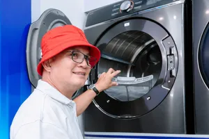 Khách hàng trải nghiệm dịch vụ tại TiTi Laundry.