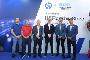 Lãnh đạo DMX và HP khai trương mô hình shop-in-shop.