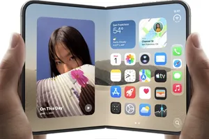 iPhone Duo, chiếc điện thoại màn hình gập đầu tiên trong lịch sử của Apple. Ảnh: Apple