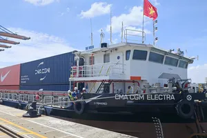 Sà lan điện vận chuyển container tại Gemalink đã được đưa vào vận hành
