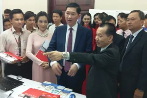 Phó Chủ tịch UBND TPHCM, ông Trần Vĩnh Tuyến tham quan gian hàng của Công ty Misa