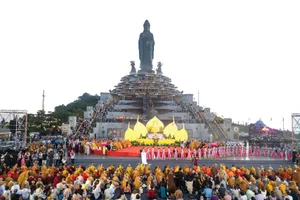 Lễ cầu nguyện hòa bình, hàng ngàn ngọn nến thắp sáng đêm Vesak tại núi Bà Đen
