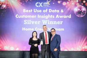 Đại diện Home Credit Việt Nam nhận giải Bạc hạng mục Best Use of Data and Customer Insight tại CX Asia Excellence Awards 2026, Singapore, ngày 17/6.