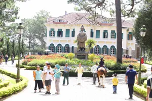 Du khách tham quan Dinh 1 Bảo Đại, phường Xuân Hương - Đà Lạt (ẢNH: VĂN PHONG)