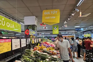 Người tiêu dùng chọn mua hàng tại siêu thị Co.opmart (ẢNH: PHÚC ANH)
