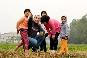 Ông Jean-Noël Poirier và trẻ em Hà Nội