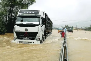Bão, lũ vừa qua đã gây thiệt hại nặng nề cho các tỉnh miền Trung nên rất cần sự chung tay của toàn xã hội để giúp đỡ người dân khắc phục hậu quả sau bão