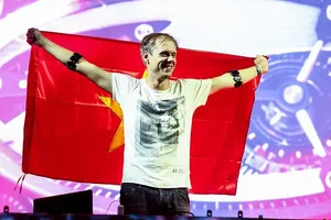 Lộ sân khấu “khủng” của huyền thoại DJ Armin van Buuren