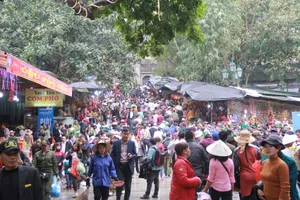 Đề nghị ngăn ngừa “chặt chém”, mê tín dị đoan tại chùa Hương 