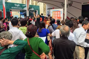 Nhiều người đến hội chợ  du lịch từ lúc chưa khai mạc để xếp hàng săn vé máy bay giá rẻ