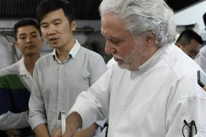 Bếp trưởng 2 sao Michelin tiếp lửa đam mê ẩm thực với đầu bếp Việt