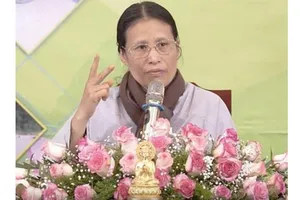 Bà Phạm Thị Yến trong một buổi giảng pháp. Ảnh cắt từ clip