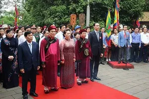 Dâng hương tưởng niệm các vua Hùng