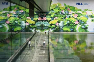 2 bức tranh hoa sen ở Nội Bài đoạt Huy chương vàng Thiết kế quốc tế