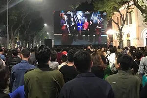 Nhạc trưởng lừng danh Sir Simon Rattle sẽ biểu diễn tại Hồ Hoàn Kiếm