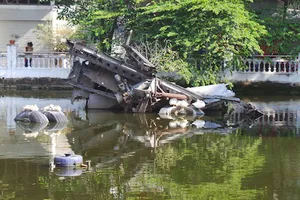 Thận trọng rà phá bom mìn khi tu sửa di tích chiến thắng B52