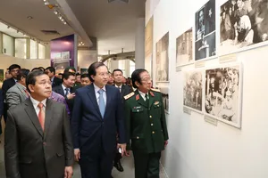 Trưng bày hơn 100 tư liệu hình ảnh quý về tình hữu nghị Việt Nam - Lào