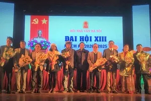  Nhà thơ Trần Gia Thái đắc cử Chủ tịch Hội Nhà văn Hà Nội