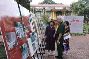 Khách tham quan xem triển lãm 