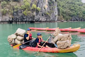Hạ Long ra quân đợt cao điểm thu dọn rác thải. Ảnh P.H