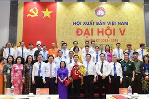 Đồng chí Nguyễn Trọng Nghĩa, Trưởng Ban Tuyên giáo Trung ương tặng hoa chúc mừng Ban Chấp hành Hội Xuất bản Việt Nam khóa V, nhiệm kỳ 2023-2028. Ảnh: TRẦN THÀNH ĐẠT