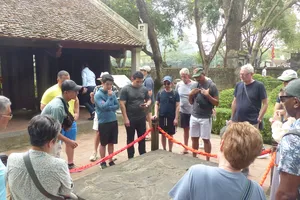 Khách du lịch quốc tế tại Cố đô Hoa Lư, Ninh Bình. Ảnh TRẦN LƯU