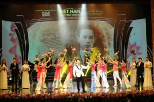 Chương trình nghệ thuật "Việt Nam - Khát vọng vươn xa" được tổ chức tại Nhà hát lớn Hà Nội. Ảnh: TRẦN HUẤN