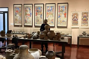 Triển lãm cổ vật gốm và đồ đá "Riêng một con đường"