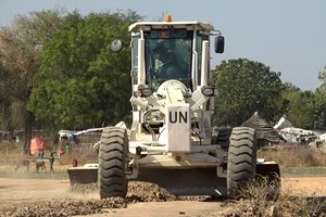 Gạt đất, san nền, giúp người dân Abyei cải thiện cuộc sống