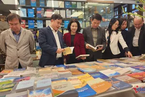 Khách tham quan tại hội sách