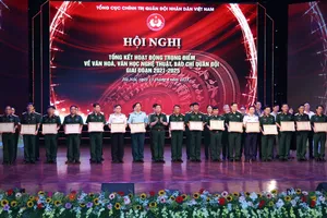 Trao bằng khen cho các tập thể có thành tích xuất sắc trong tổ chức các hoạt động trọng điểm về VHNT, báo chí Quân đội giai đoạn 2021-2025 