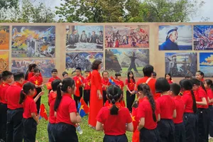 Triển lãm “Bài ca thống nhất” tái hiện ký ức hào hùng của dân tộc