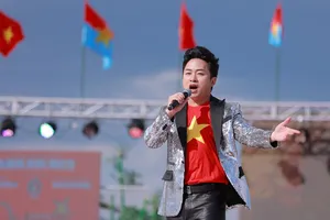 Tùng Dương xúc động hát Quốc ca giữa rừng cờ đỏ sao vàng tại Nhật Bản