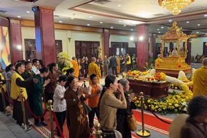 Hàng ngàn người chiêm bái xá lợi Đức Phật tại chùa Quán Sứ