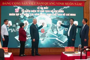 Phó Thủ tướng Thường trực Nguyễn Hòa Bình dự Lễ ra mắt Tủ sách điện tử Chủ tịch Hồ Chí Minh. Ảnh: NAM NGUYỄN