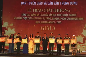 Trao giải A cho các tác phẩm xuất sắc. Ảnh: HOA NGUYỄN