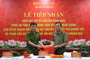 Đại diện Cục Cảnh sát điều tra tội phạm về ma túy trao tặng hiện vật sử dụng trong chuyên án triệt phá tổ chức tội phạm sản xuất trái phép ma túy tại Khánh Hòa. Ảnh: HOA NGUYỄN