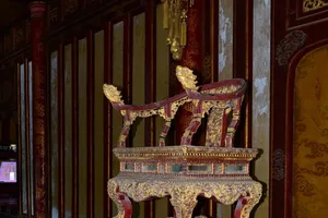 Ngai vua triều Nguyễn tại Huế trước khi bị hư hại