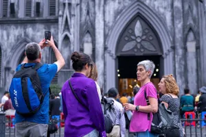 Tìm kiếm chỗ ở tại Hà Nội dịp 2-9 tăng đột biến. Ảnh ĐỖ TRUNG 