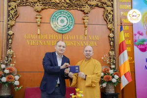 Thượng tọa Thích Đức Thiện nhận Huân chương Đại sứ Thiện chí 