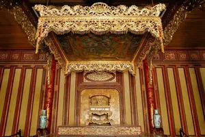 Ngai vàng triều Nguyễn trước khi bị phá hoại