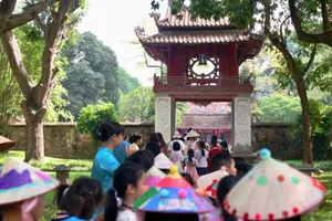 Khách tham quan di tích Văn Miếu- Quốc Tử Giám