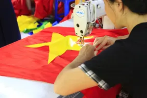 Xưởng may cờ Tổ quốc tất bật trước thềm Quốc khánh 2-9. Ảnh: HÀ NGUYỄN