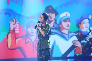 Đại úy Hoàng Hồng Ngọc làm liveshow đầu tiên sau 10 năm đăng quang Sao Mai