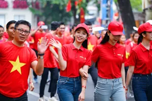 Biển người đỏ rực quanh Hồ Hoàn Kiếm trong ngày hội “Cùng Việt Nam tiến bước”